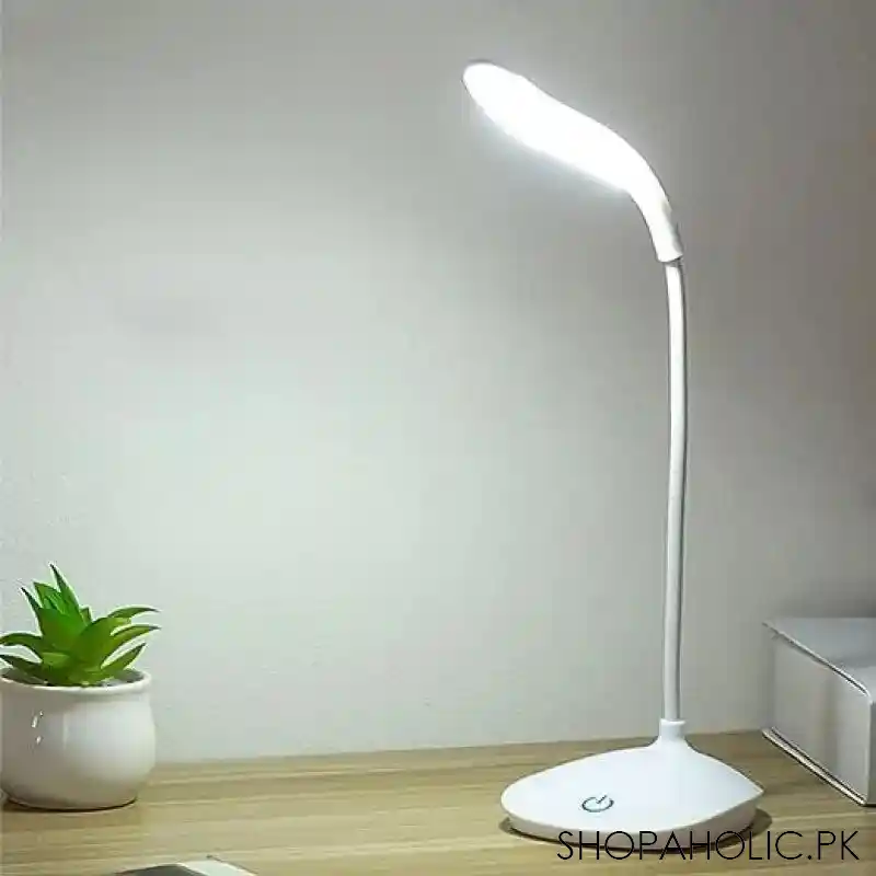 Small Table Lamp for Bedroom – Battery Powered LED Desk Light for Reading & Study